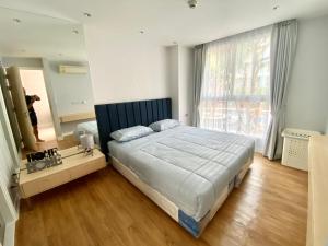 南芭堤雅Grand Caribbean Condo Resort Pattaya 19 floor的一间卧室设有一张大床和一个大窗户