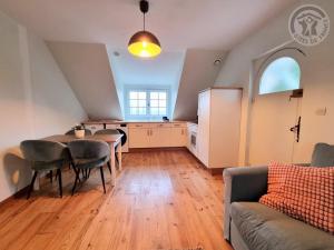 Gîte Linselles, 2 pièces, 3 personnes - FR-1-510-208的一间带桌椅的客厅和一间厨房