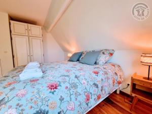 Gîte Linselles, 2 pièces, 3 personnes - FR-1-510-208的一间卧室配有一张带花卉床罩的床