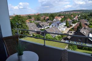 希尔德斯海姆艾姆斯坦伯格公寓的享有城镇美景的阳台