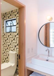 墨西哥城德库酒店的一间带水槽和镜子的浴室