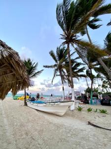 蓬塔卡纳cozy apartment near the beach los corales punta Cana.的棕榈树海滩上的船