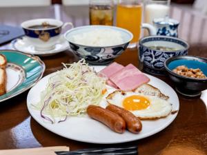 KanonjiTabist Kotohikisou的包括鸡蛋香肠和沙拉的早餐食品