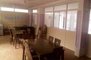 海得拉巴sucasa homes (home away from home guest services pvt ltd)的用餐室设有桌椅和窗户。