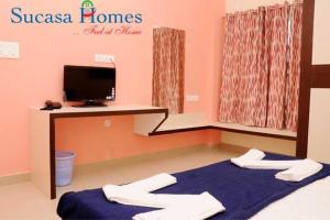 海得拉巴sucasa homes (home away from home guest services pvt ltd)的一间医院间,配有床和电视