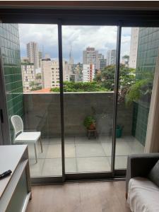 圣保罗Pinheiros Duplex no pool的客房设有市景阳台。