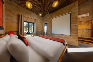 萨帕Sapaxa Spring Garden Ecolodge的卧室配有白色的床和空白屏幕