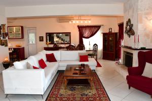 阿吉亚玛丽娜Sanctuary Villa in Vagia, Aegina的客厅配有白色沙发和红色枕头。