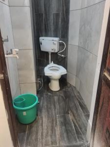 乌贾因New G P Guest house的一间带卫生间和桶的小浴室