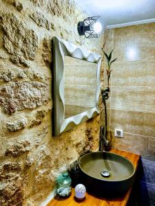 罗希姆诺The Secret Ontas, Traditional stone house的一间带水槽和石墙的浴室