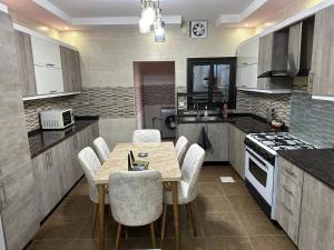 瓦迪穆萨Amro Petra Apartment的厨房配有桌椅