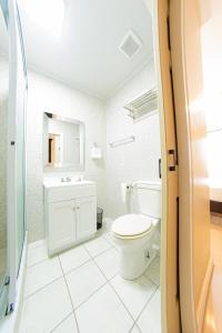 乔治敦Parc Rayne的白色的浴室设有卫生间和水槽。