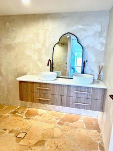 黄金海岸德维拉公寓的浴室设有2个水槽和镜子