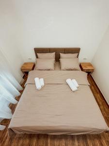 兹雷尼亚宁Kiko apartmani LUX的一间卧室配有一张带两个枕头的床