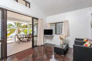 拉罗汤加贝拉海滩简易别墅酒店的带沙发、桌子和电视的客厅