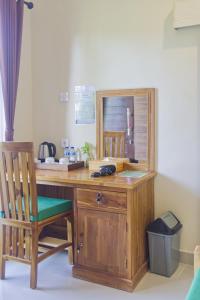 珀尼达岛Ped Cottage的一张带椅子的木桌和一部电话