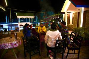 甘托克Backpackers Den (TRC)的一群人晚上坐在餐厅外面