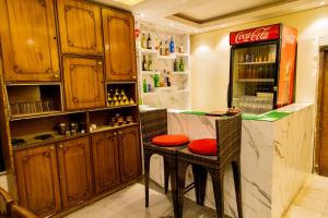 加德满都Hotel Everest Regency的厨房配有带桌子和古柯冰箱的柜台
