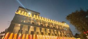 班加罗尔Hotel Amulya Regency的一座建筑,上面有很多灯