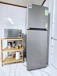 首尔[New]Seongsu/Konkuk U/PoguniStay的厨房里配有冰箱,厨房旁边设有微波炉