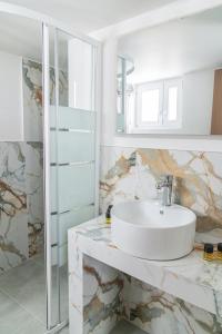 雅典Celia Residence的白色的浴室设有水槽和淋浴。