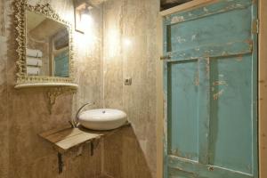 乌奇希萨尔Philosophy Hotel的一间带水槽和镜子的浴室