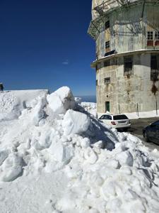 塞亚埃斯皮赫洛夫人酒店的建筑物前的一堆积雪