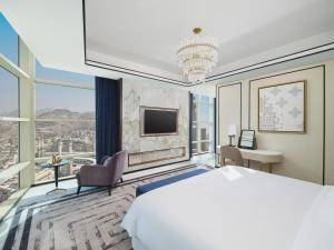 麦加麦加贾巴尔奥马尔地标酒店的一间卧室设有一张大床和一个大窗户