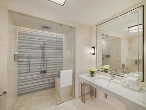 麦加麦加贾巴尔奥马尔地标酒店的带淋浴、盥洗盆和镜子的浴室