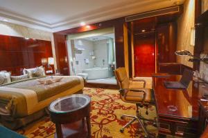 古尔冈SkyCity Hotel Gurgaon的一间卧室配有一张床,浴室设有浴缸