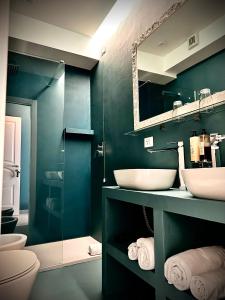 罗马Trastevere House的浴室设有2个水槽和镜子