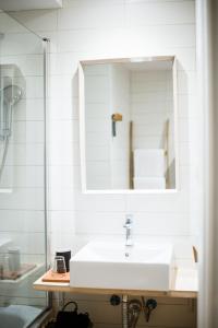 巴古尔Hostal Ses Negres的浴室设有白色水槽和镜子