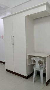 达沃市Sharana Pensionne的白色的桌子和椅子