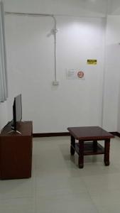 达沃市Sharana Pensionne的一间设有桌子和电视的房间