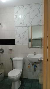 达沃市Sharana Pensionne的浴室配有白色卫生间和盥洗盆。