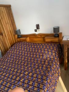 Dagépavillon « lilas » à dagué-togo的一间卧室配有一张带蓝色棉被的床