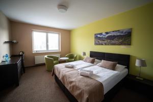 斯维塔维加尼斯维塔维酒店的一间卧室设有一张大床和一个窗户。