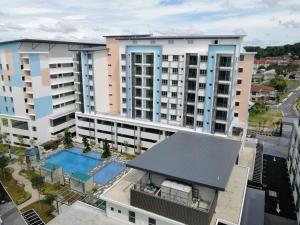 芙蓉Bayu Temiang Seremban- Your Urban Retreat的公寓大楼的顶部景致,设有游泳池