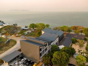 纳仲天Dojo poolvilla beach resort - private beach villa-的海洋旁建筑物的空中景观