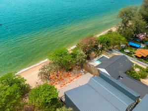 纳仲天Dojo poolvilla beach resort - private beach villa-的享有海滩上方的房屋和大海美景