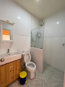 Khanong Phraสต็อกโฮม เขาใหญ่ (StockHome Khao Yai)的浴室配有卫生间、盥洗盆和淋浴。
