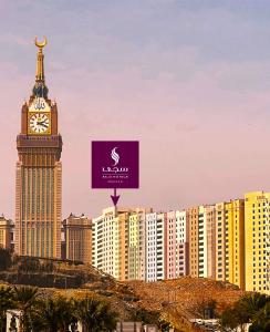 Al MasfalahSAJA Hotels Makkah的一座高大的钟楼,楼顶上有一个钟表