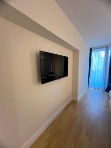 巴统Orbi City Batumi的客厅设有壁挂式平面电视。