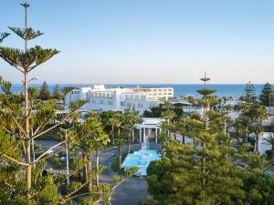 罗希姆诺格雷科泰克雷塔皇庭酒店的享有度假胜地的空中景致,以海洋为背景