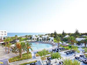 罗希姆诺格雷科泰克雷塔皇庭酒店的享有带游泳池和海洋的度假村的空中景致