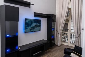 那不勒斯Napoli Center Suite Palmentieri的客厅设有壁挂式平面电视。