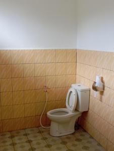 克里穆图Hidayah homestay的一间位于客房内的白色卫生间的浴室