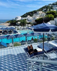 圣埃乌拉利亚Hotel Mongibello Ibiza的躺在游泳池旁椅子上的女人