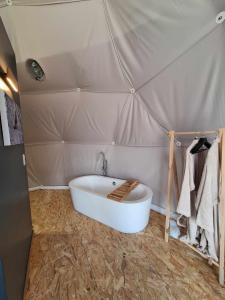 菲利普维尔Bulle des Fagnes的帐篷内带浴缸的浴室