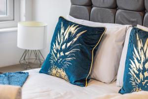 伦敦Luxurious 2 BR - Apartment - Central Location的一张带蓝色和白色枕头的床